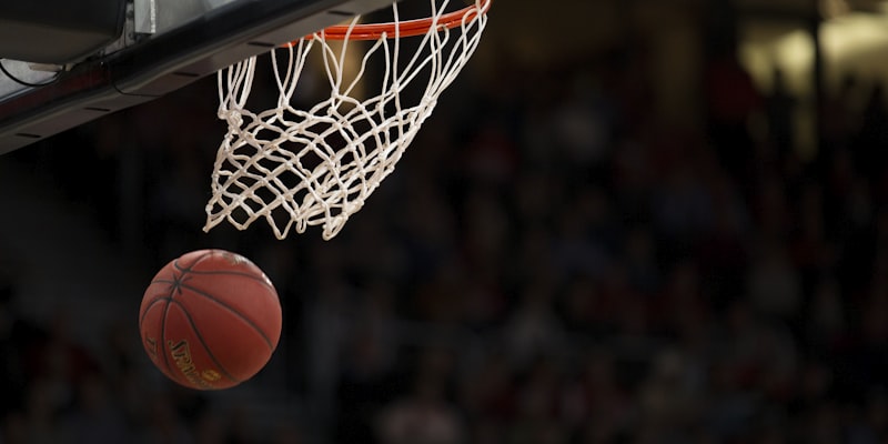NBA湖人队与勇士队激烈对抗的比赛画面